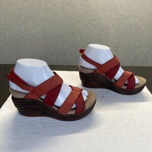 Bionico red leather strappy ultralight wedge sandal. Size 7M,Clog